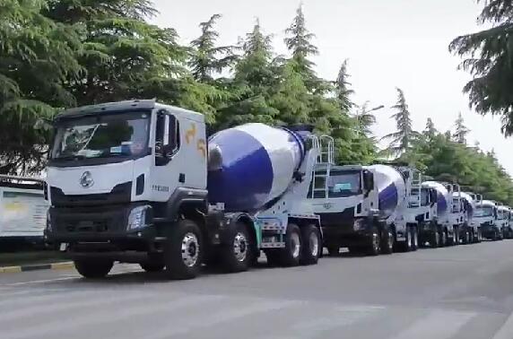 市場如此火爆，一批批新車交付用戶。場面壯觀！